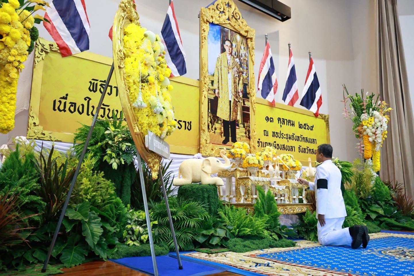 title - พิธีสวดพระพุทธมนต์ ทำบุญตักบาตร ถวายเป็นพระราชกุศล และพิธีวางพวงมาลา เนื่องในวันคล้ายวันสวรรคต พระบาทสมเด็จพระบรมชนกาธิเบศร มหาภูมิพลอดุลยเดชมหาราช บรมนาถบพิตร “วันนวมินทรมหาราช” ประจำปี 2569